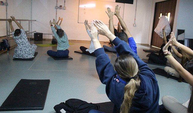 Estudiantes en clase de Yoga en UNIMINUTO