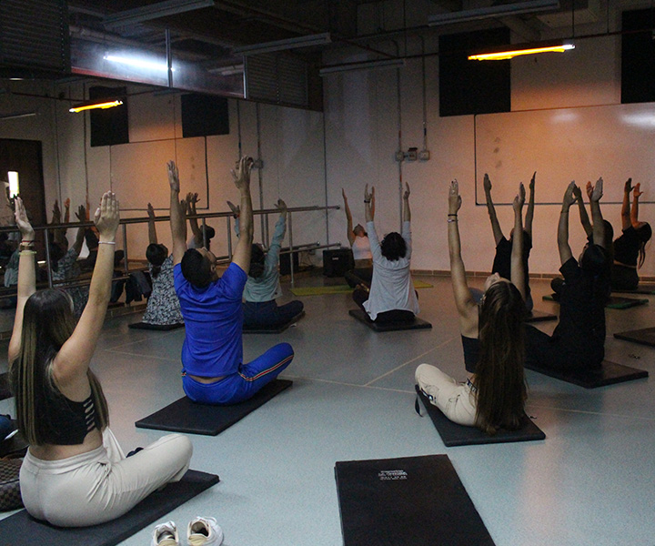 Estudiantes en clase de Yoga en UNIMINUTO