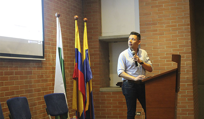 Docente Jair Eduardo Restrepo Pineda en su ponencia en el Coloquio de salud mental