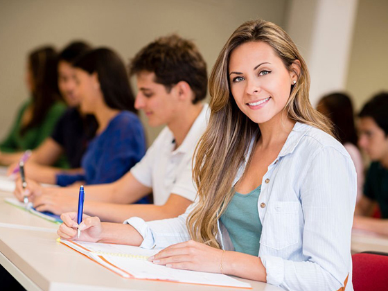 Estudiante desarrollando prueba Saber Pro