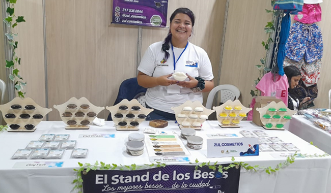 Luz Mayerly Mejia Medina, egresada del programa Trabajo Social, emprendimiento Zul Cosméctics