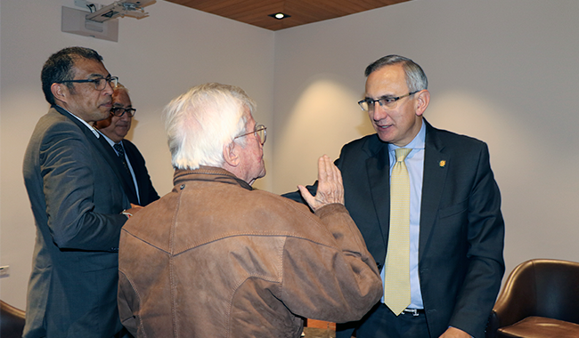 Saludo del Padre Diego Jaramillo CJM y Hernando Parra Nieto, Rector del Externado