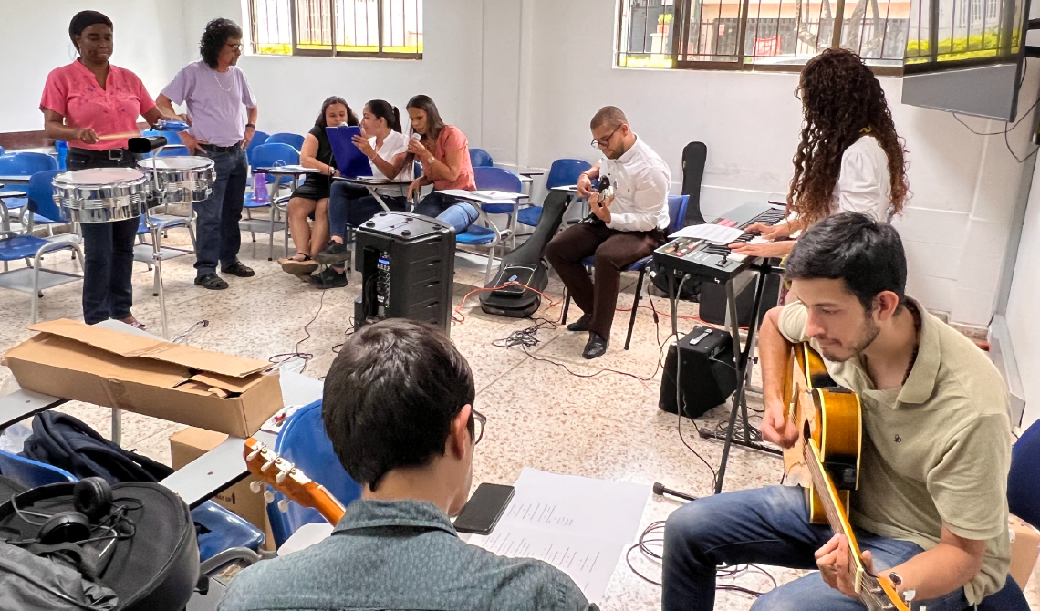 Integrantes de la Orquesta Son de la U ensayando.