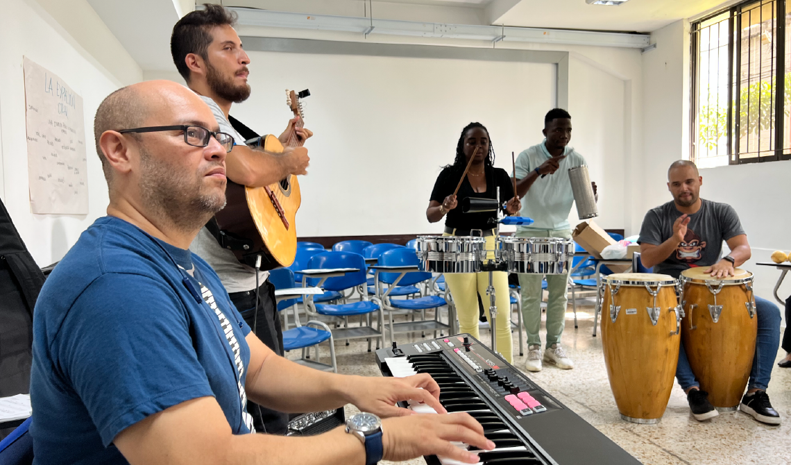 Integrantes de la Orquesta Son de la U ensayando.