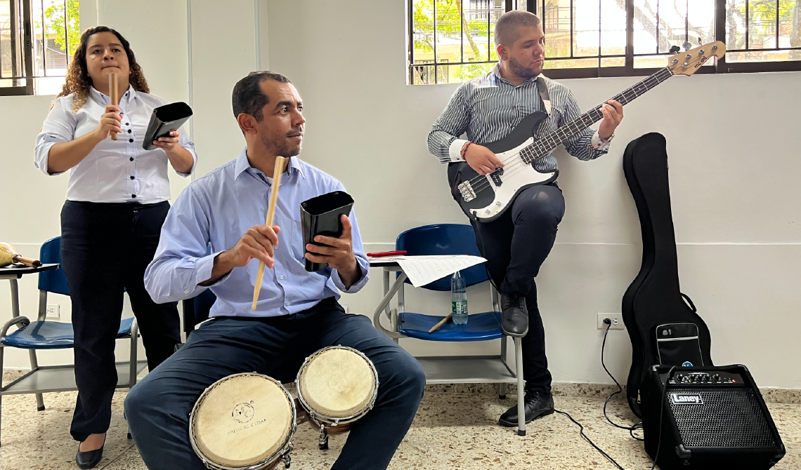 Integrantes de la Orquesta Son de la U ensayando.