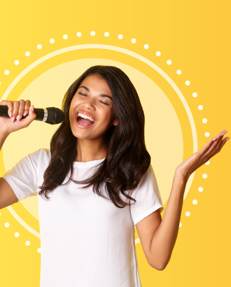 Mujer joven cantando en un fondo amarillo