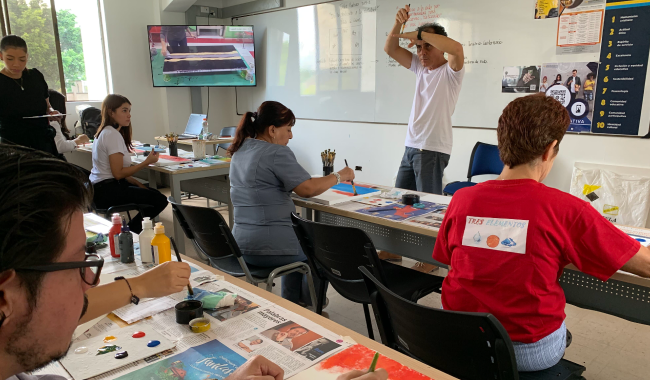 Profesor explicando un tema en el taller de pintura