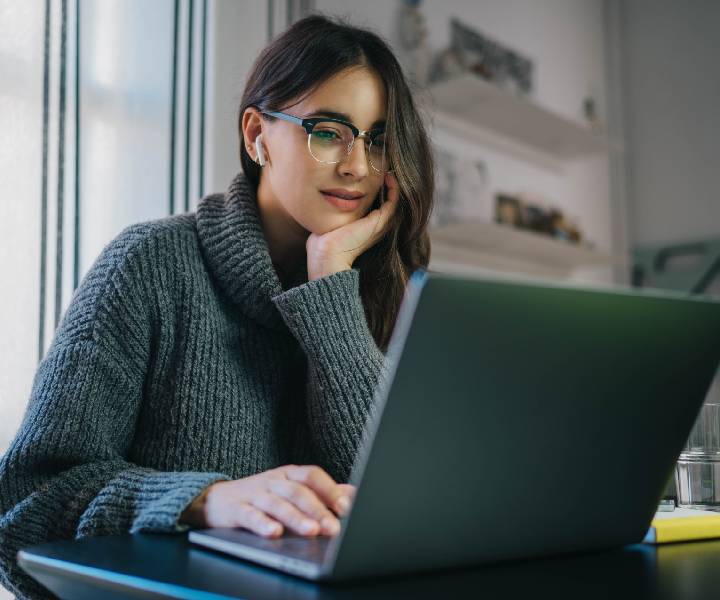 mujer con computador