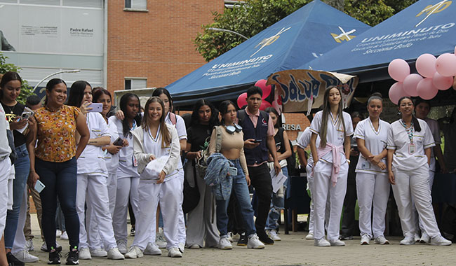 estudantes-disfrutando-de-festival