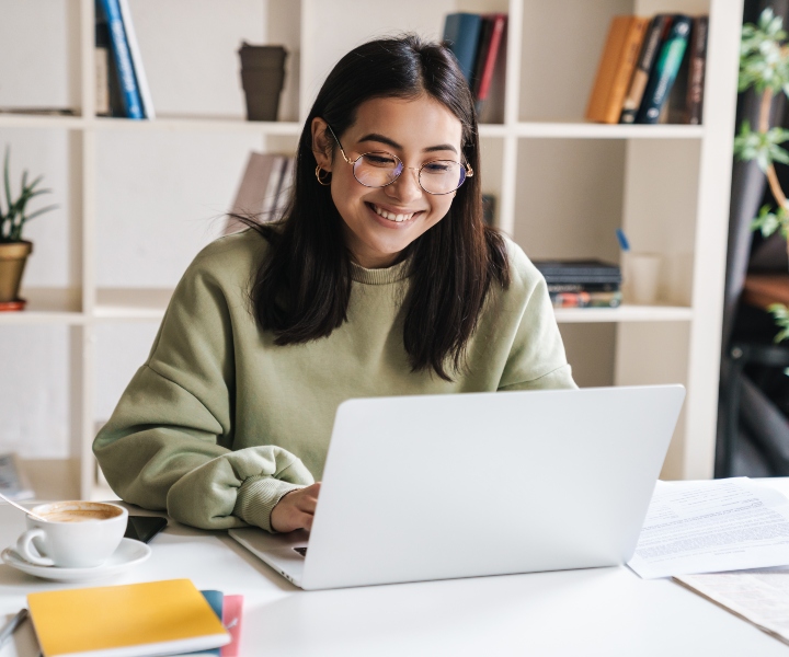 mujer con computador