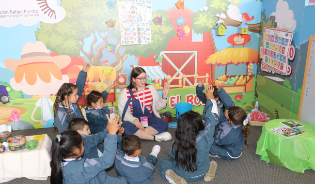 Estudiantes UNIMINUTO en actividad con niños de la FILBO 