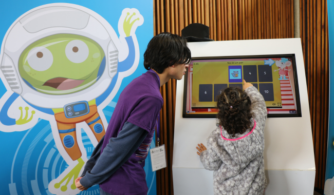 Estudiantes UNIMINUTO en actividad con niños de la FILBO 