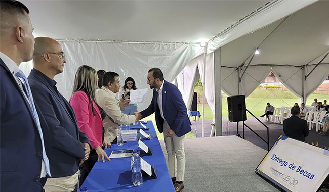 Entrega de diplomas a estudiantes UNIMINUTO