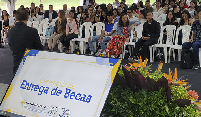 Entrega de diplomas de beca a estudiantes UNIMINUTO