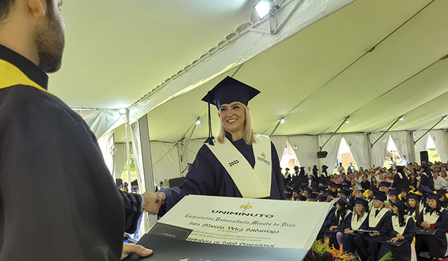 Estudiante recibe diploma 