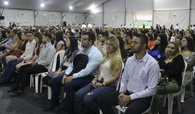 familias acompañan a graduados 