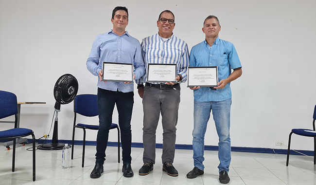 Ponentes recibiendo su certificado de participación. 