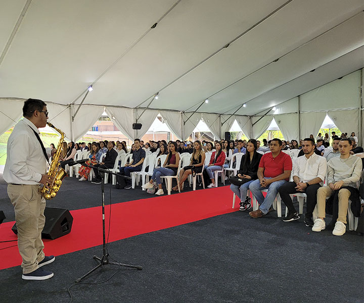 Ceremonia de becas: un espacio de reconocimiento y oportunidad para crecer Ceremonia de becas presentación de música
