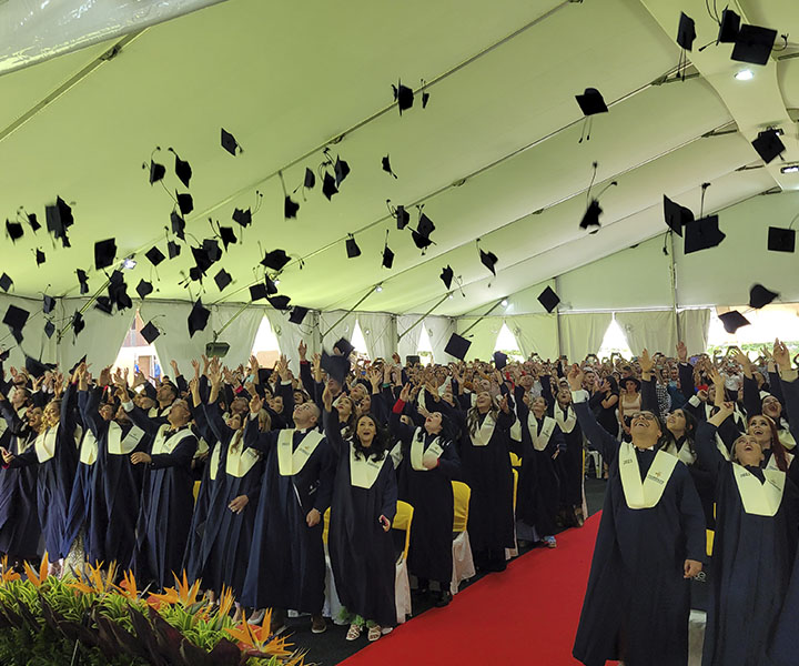 El amor, la familia y la educación, como aliento de 964 estudiantes para recibir su título profesional Estudiantes graduados