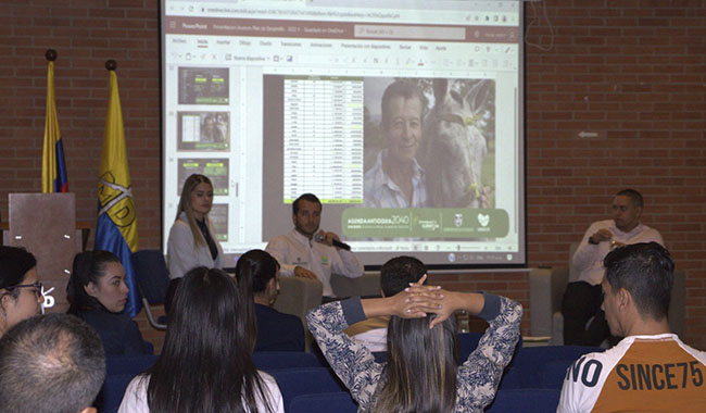 Estudiantes recibiendo charla por la Gobernación de Antioquia.