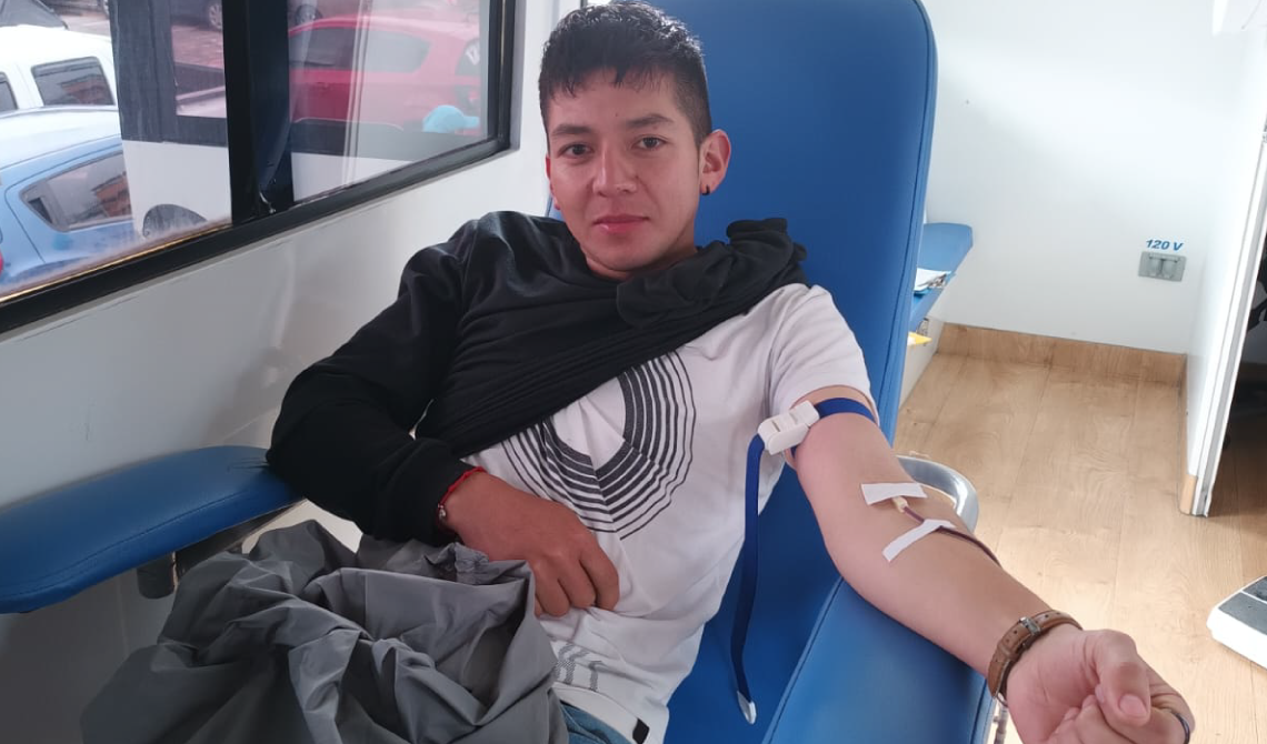 Hombre joven donando sangre