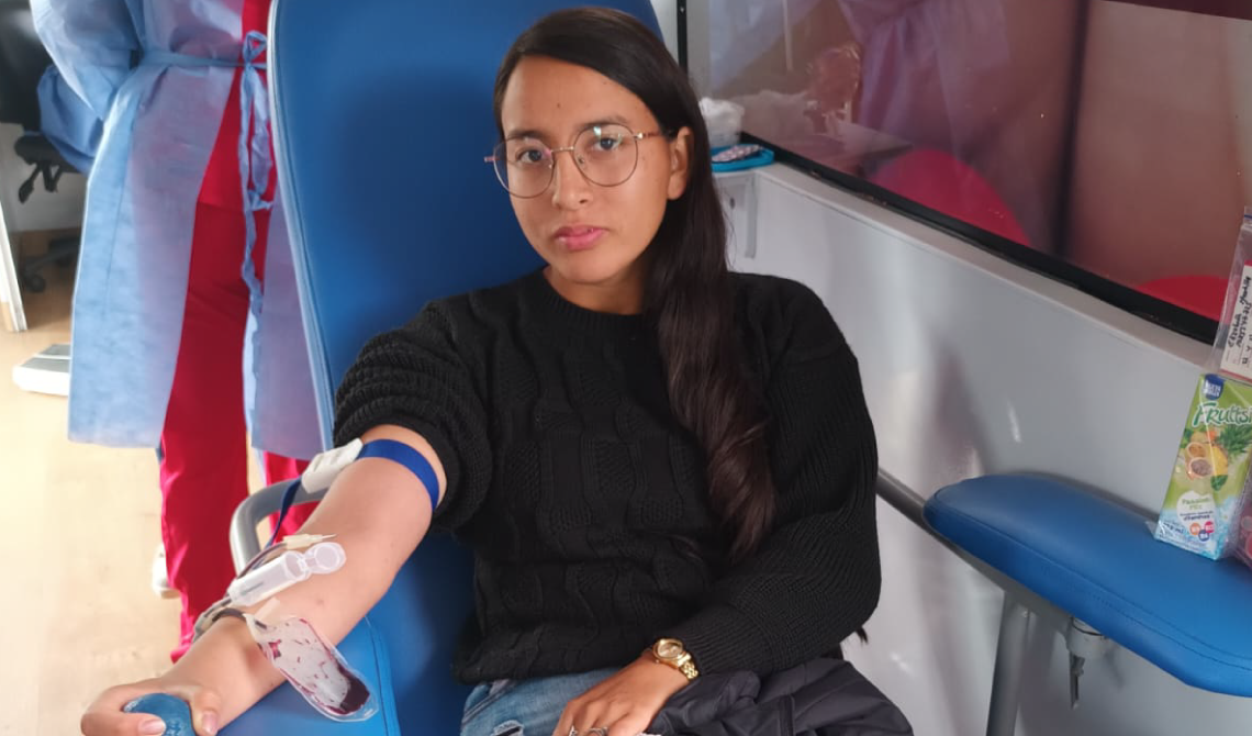 Mujer joven donando sangre