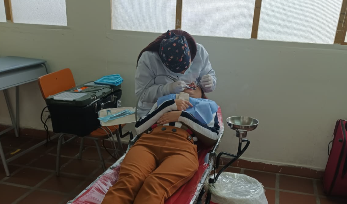 Mujer joven en un procedimiento odontológico