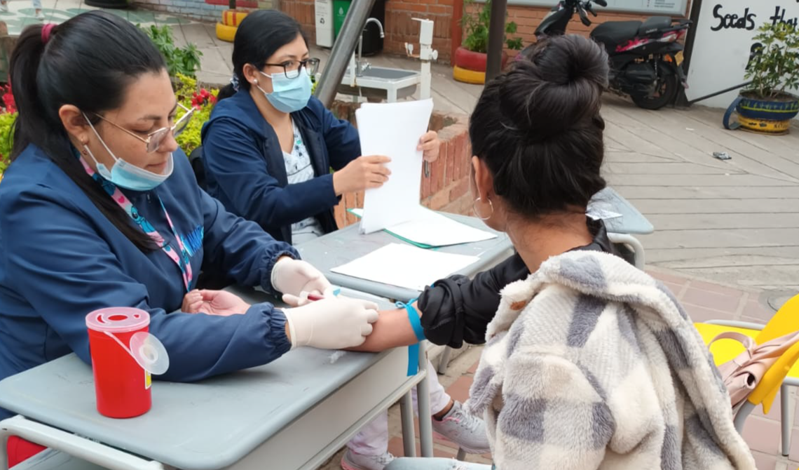 Mujer joven en procedimiento de toma de sangre