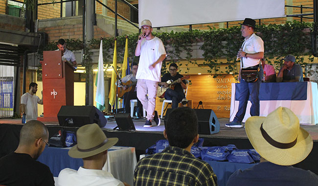 Estudiantes de UNIMINUTO trovando en el Festival Universitario de Trova