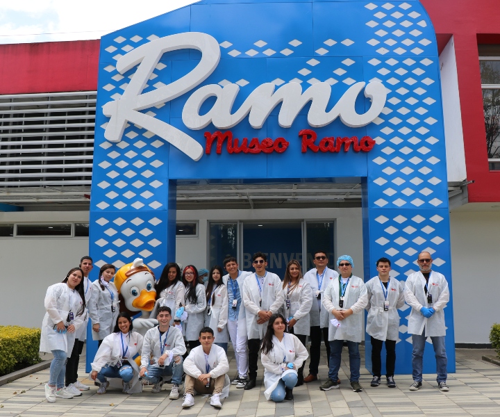 Estudiantes de UNIMINUTO en instalaciones de Ramo Estudiantes de UNIMINUTO en instalaciones de Ramo