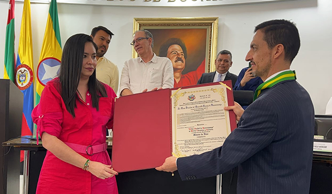 Entrega de condecoración por parte de la concejala honorable, Silvia Viviana Moreno Rueda