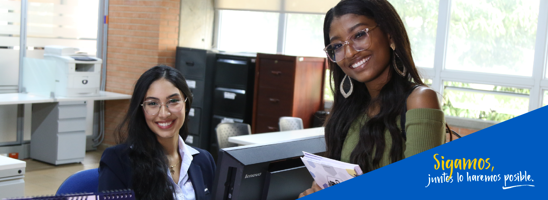 Estudiantes felices en oficina 