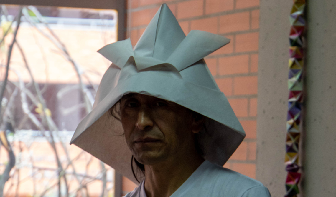 Taller origami - Participante con sombrero de papel 