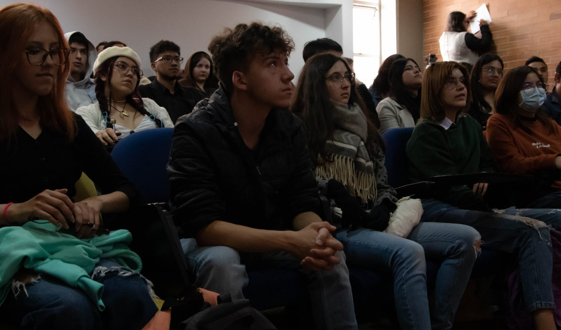Conferencia Naranja - Estudiantes en auditorio 