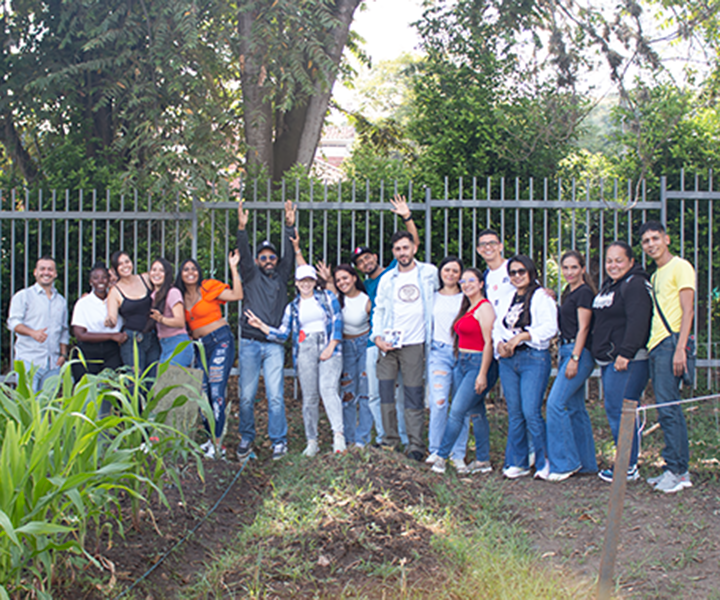 Estudiantes de Licenciatura en Ciencias Naturales y Educación Ambiental junto al docente Javer Herrera en el Aula Viva UNIMINUTO Buga.