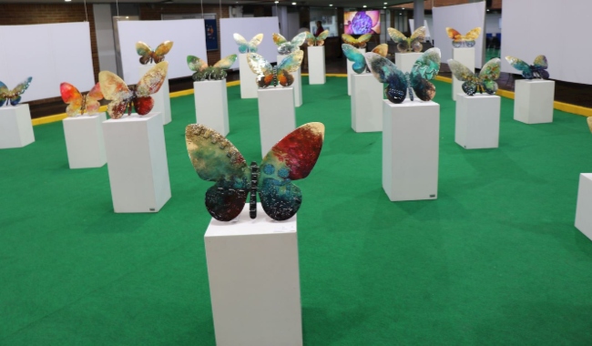 Exposición “Descartes”, compuesta por 22 mariposas hechas con residuos hospitalarios reciclables.