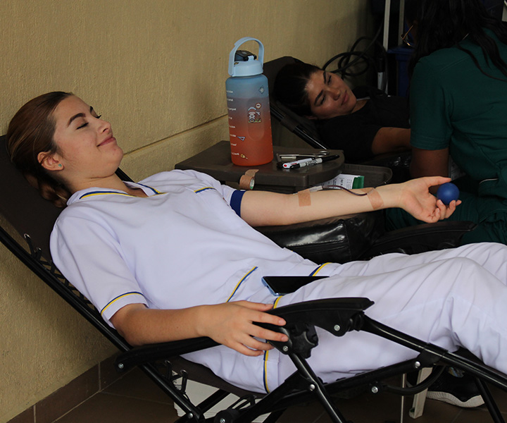 Estudiante UNIMINUTO donando sangre Donación de sangre: del mito y el prejuicio, a la solidaridad