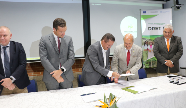 Directivas de la Universidad de Bolonia y UNIMINUTO firmando convenio 