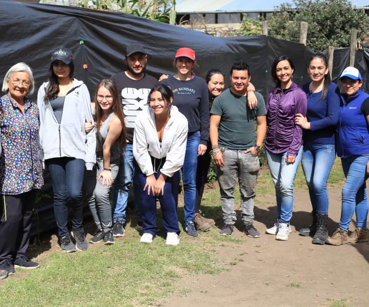 Equipo de voluntarios participantes en la minga Equipo de voluntarios participantes en la minga