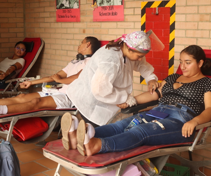 Estudiantes en la donación de sangre. 