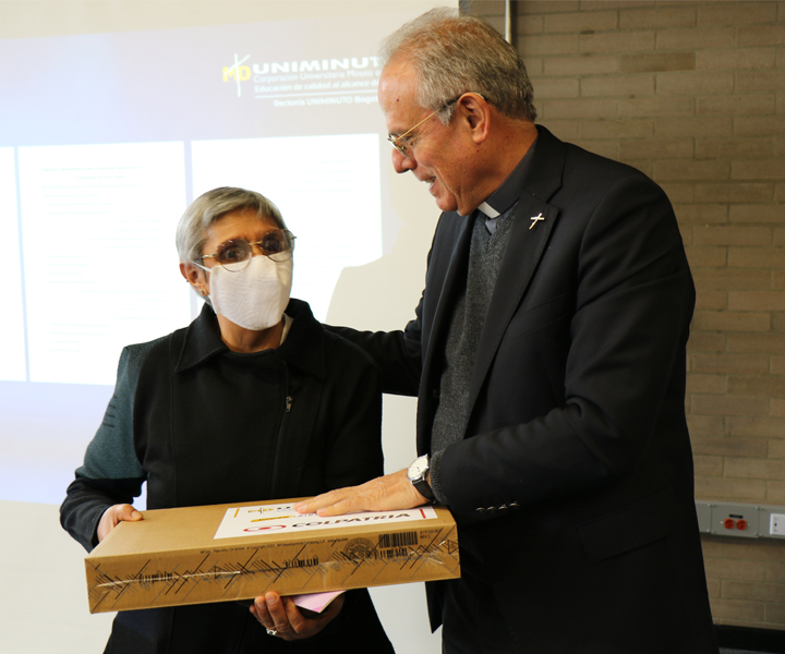 Padre Camilo Bernal, cjm entregando premio