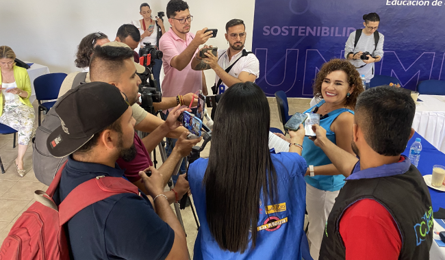 Periodistas rodeando a la Rectora de UNIMINUTO Tolima y Magdalena Medio