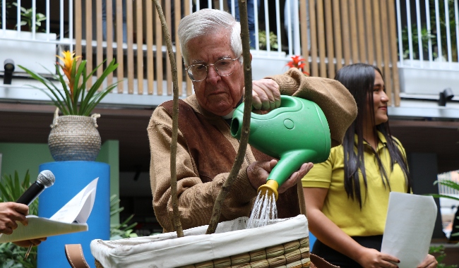 El Padre Diego Jaramillo habló sobre la importancia del cuidado del Medio Ambiente.