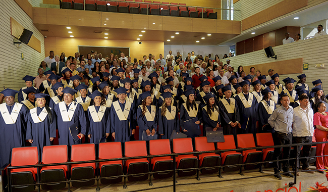 Graduandos en el auditorio 