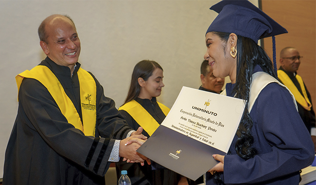 Graduando recibiendo diploma 