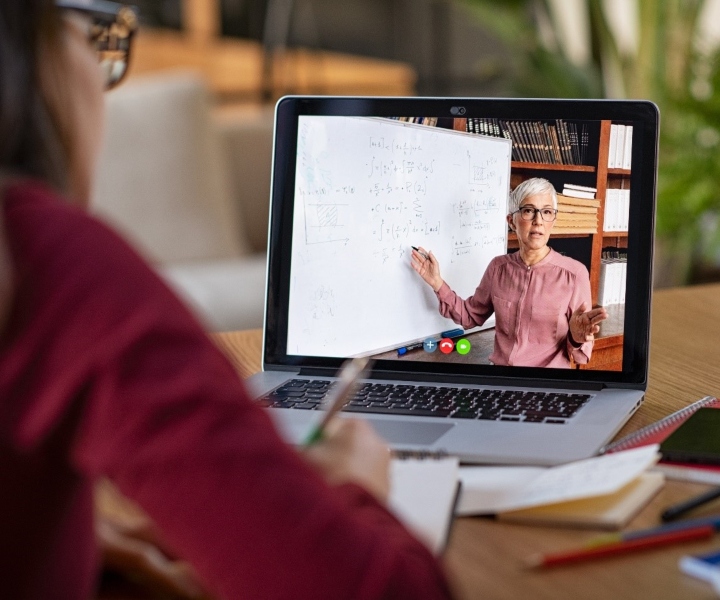 mujer frente a computador