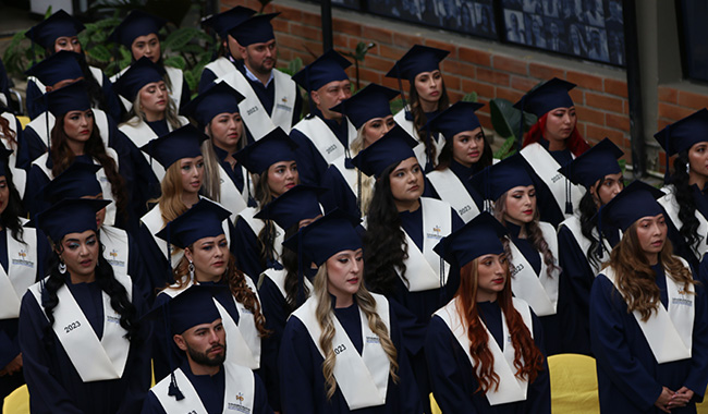Estudiantes UNIMINUTO en ceremonia de graduación