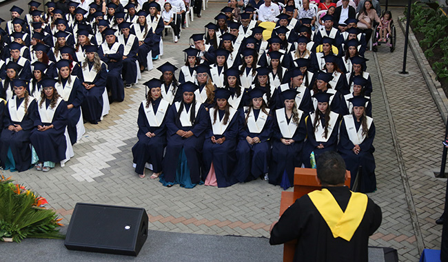 Estudiantes UNIMINUTO en ceremonia de graduación