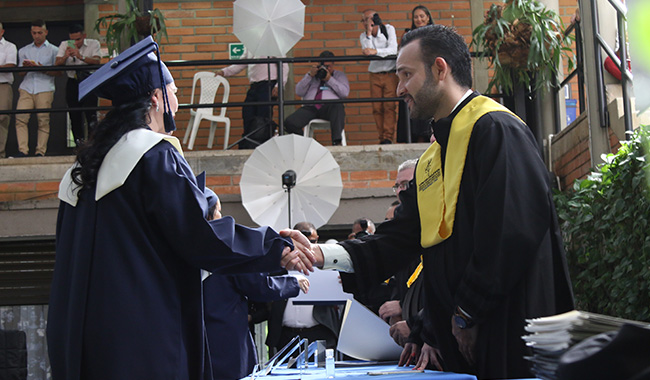 Egresados recibiendo el diploma de UNIMINUTO