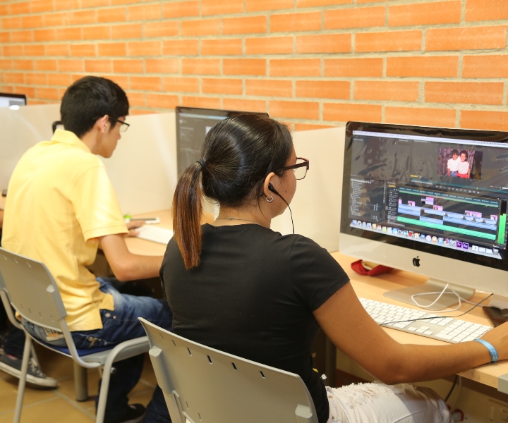 estudiantes UNIMINUTO frente a computador